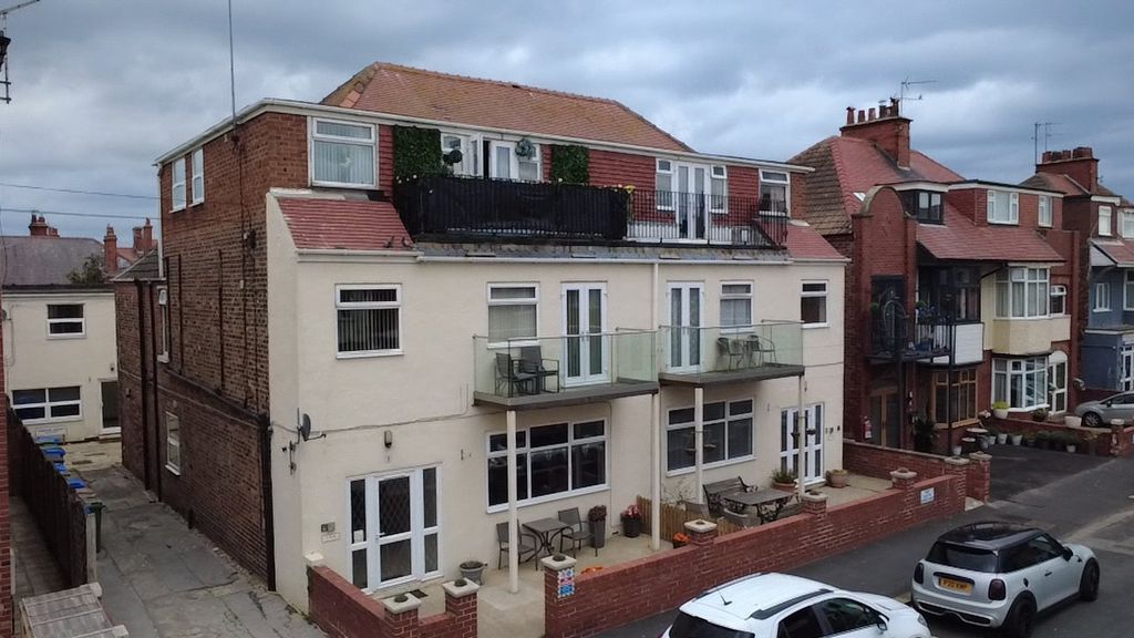 2 bed flat for saleMarine Court, Summerfield Road, Bridlington, East Yorkshire YO15