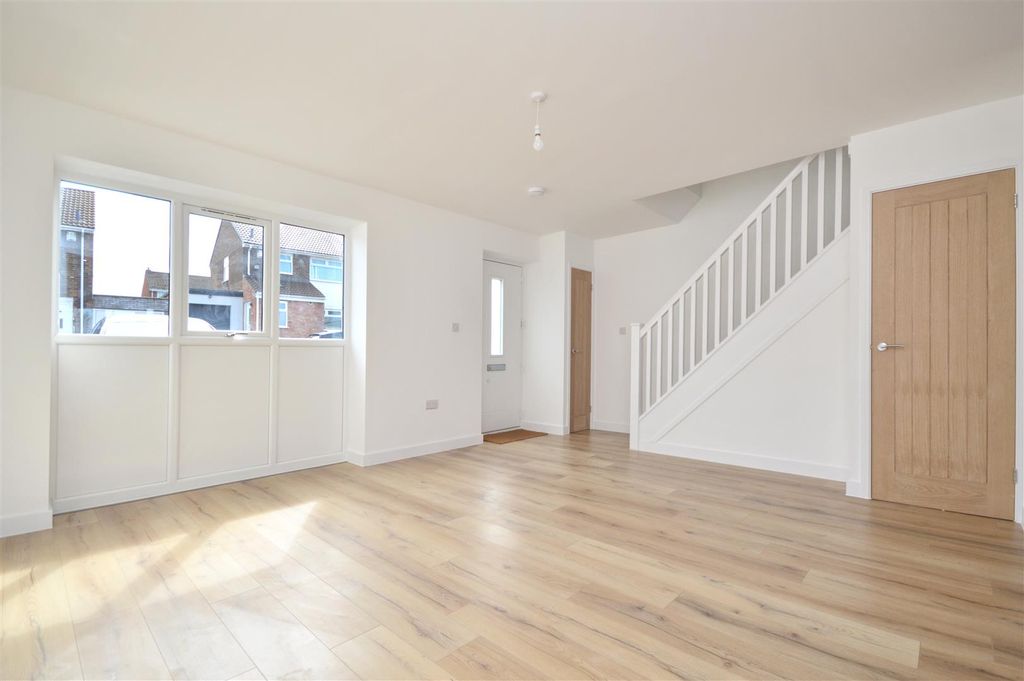 Property photo 2 of 14 Sitting Area