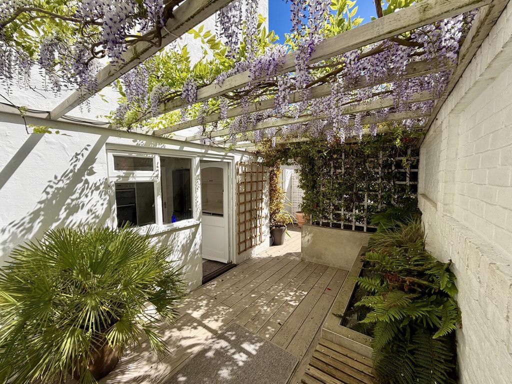 Property photo 1 of 9 Courtyard