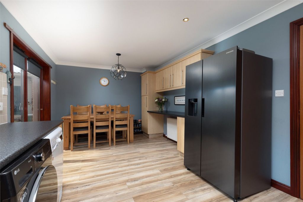 Property photo 3 of 18 Kitchen