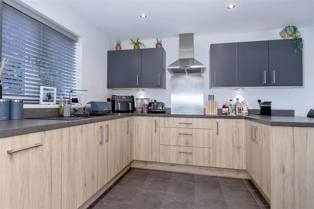 Property photo 3 of 21 Weald Place_7.Jpg