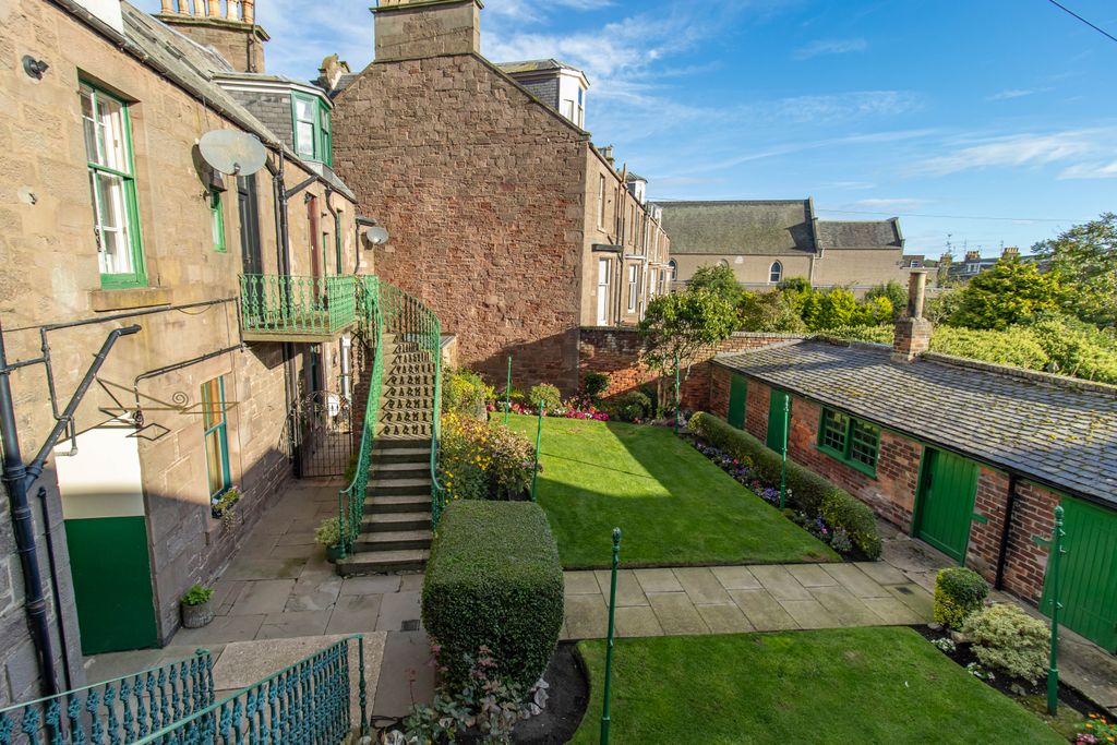 Property photo 2 of 24 Beautiful Mutual Garden