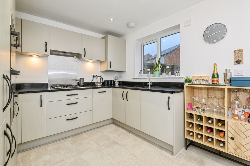 Property photo 3 of 15 Kitchen/Dining Room