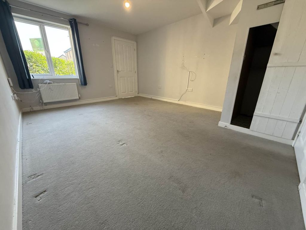 Property photo 3 of 11 Lounge