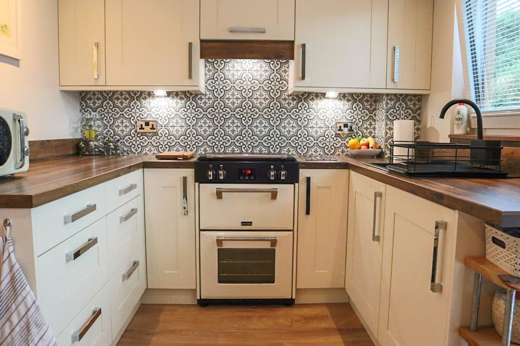 Property photo 2 of 31 Kitchen/Diner