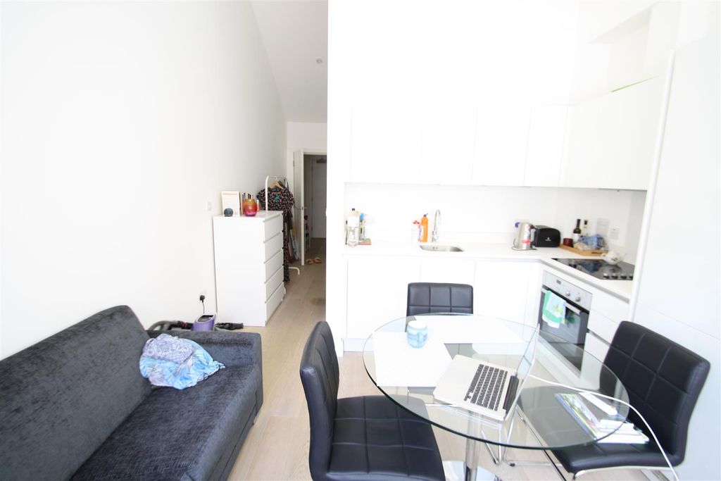 Property photo 3 of 7 Studio Room