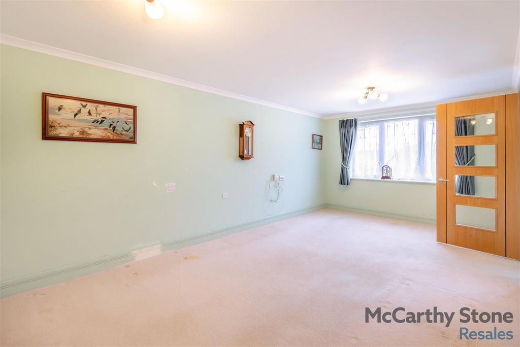 Property photo 3 of 17 8671784-Interior05.Jpg