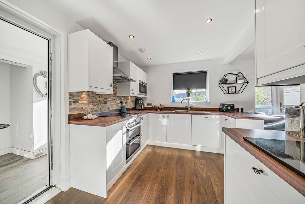 Property photo 2 of 20