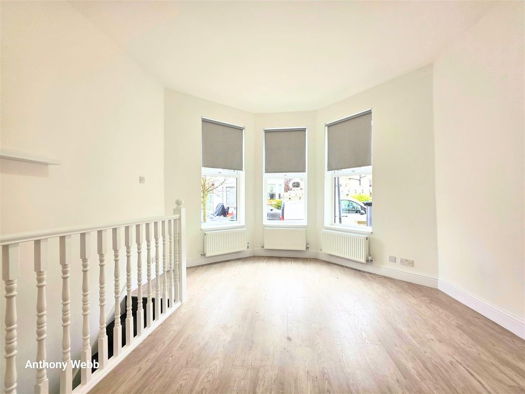 Property photo 3 of 11 Reception