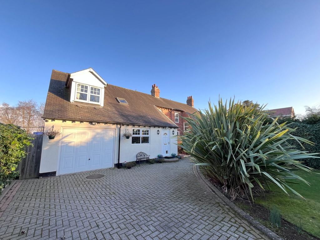 Property photo 1 of 19 Outside