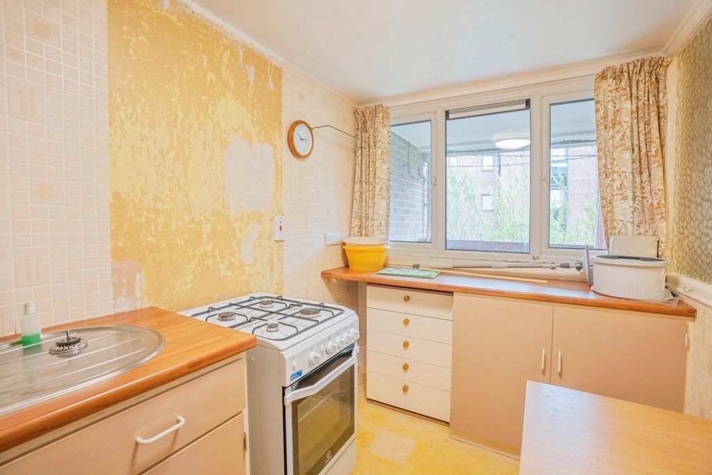 Property photo 3 of 10 Kitchen