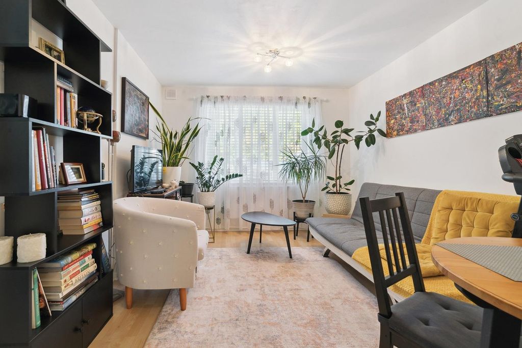Property photo 2 of 8 194 Heathfield Drive Cr4 Reception 1B.Jpg