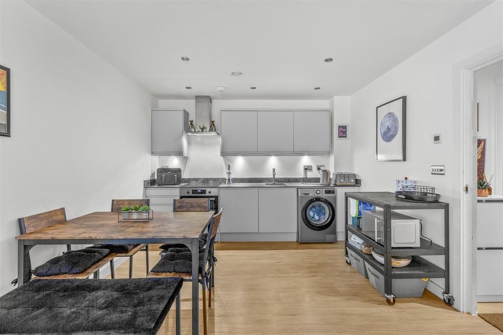 Property photo 2 of 12 11 Tempus Court, Bellfield Road, Hp13 5Ha-5.Jpg