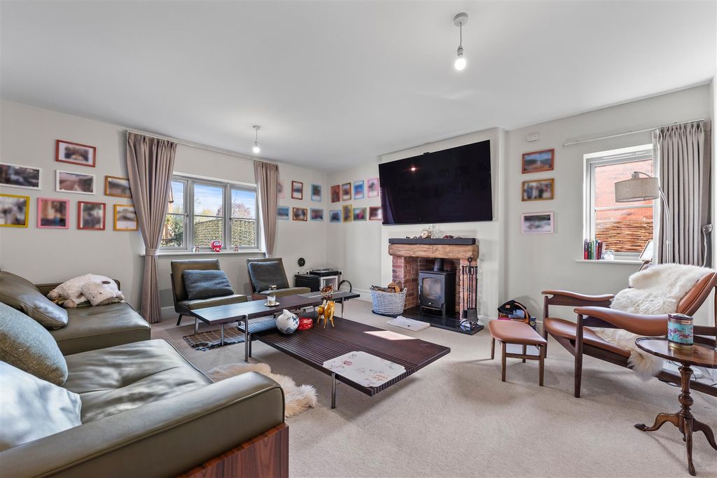 Property photo 3 of 31 Sitting Room