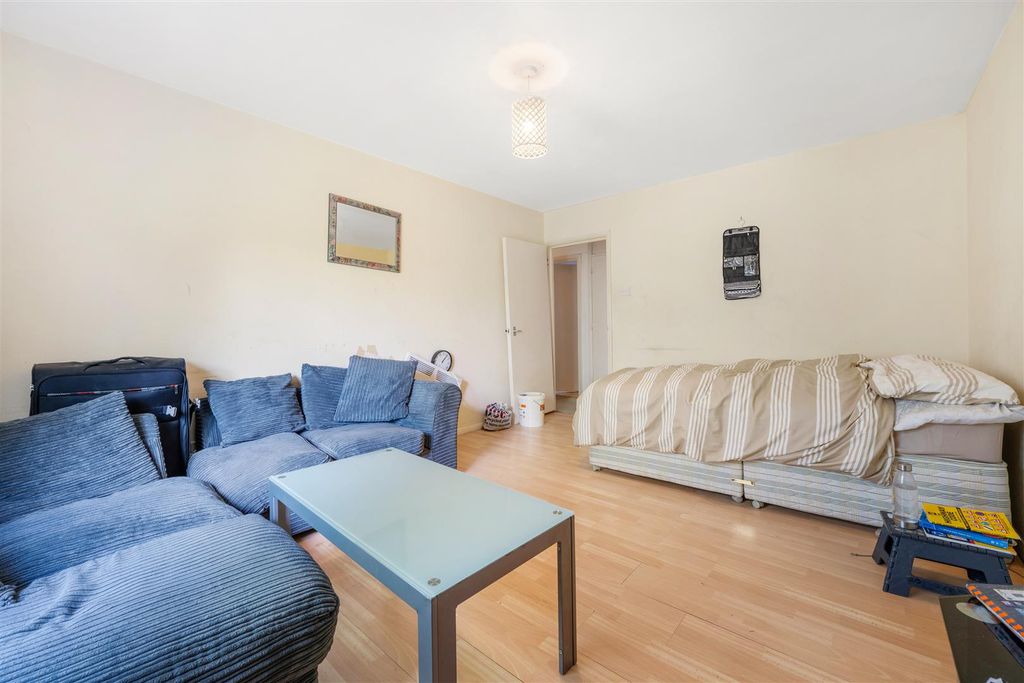 Property photo 1 of 8 27 Berkeley Court-3.Jpg
