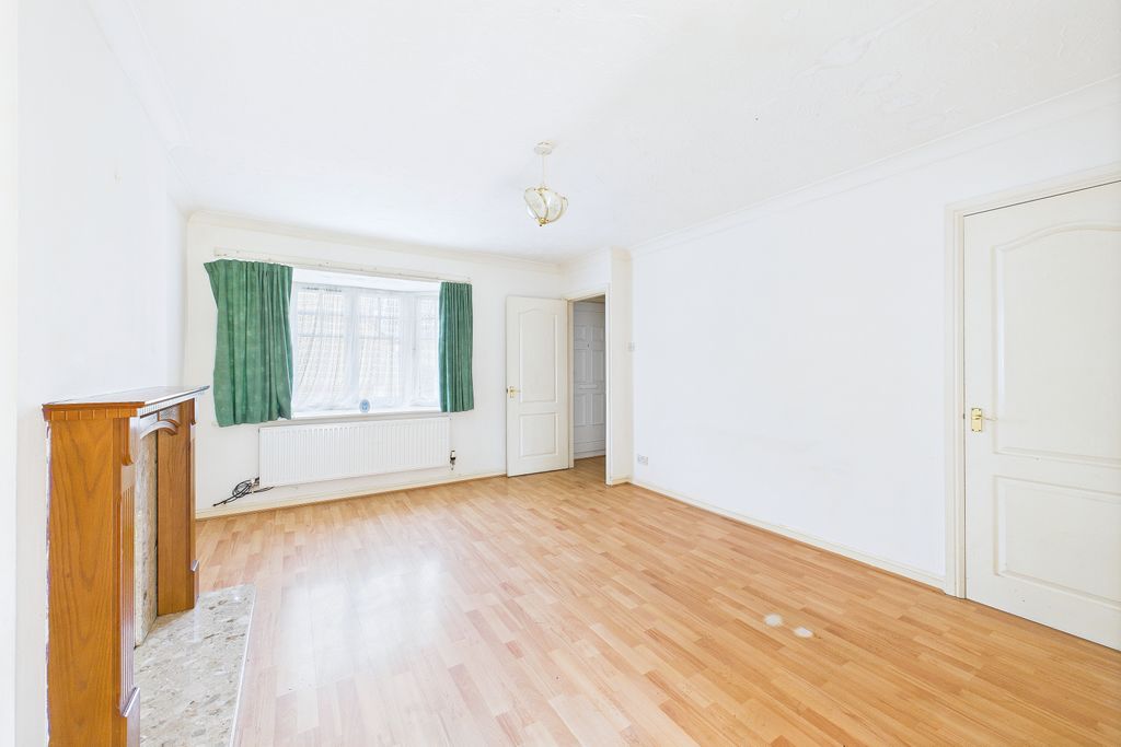 Property photo 3 of 11 Living Room