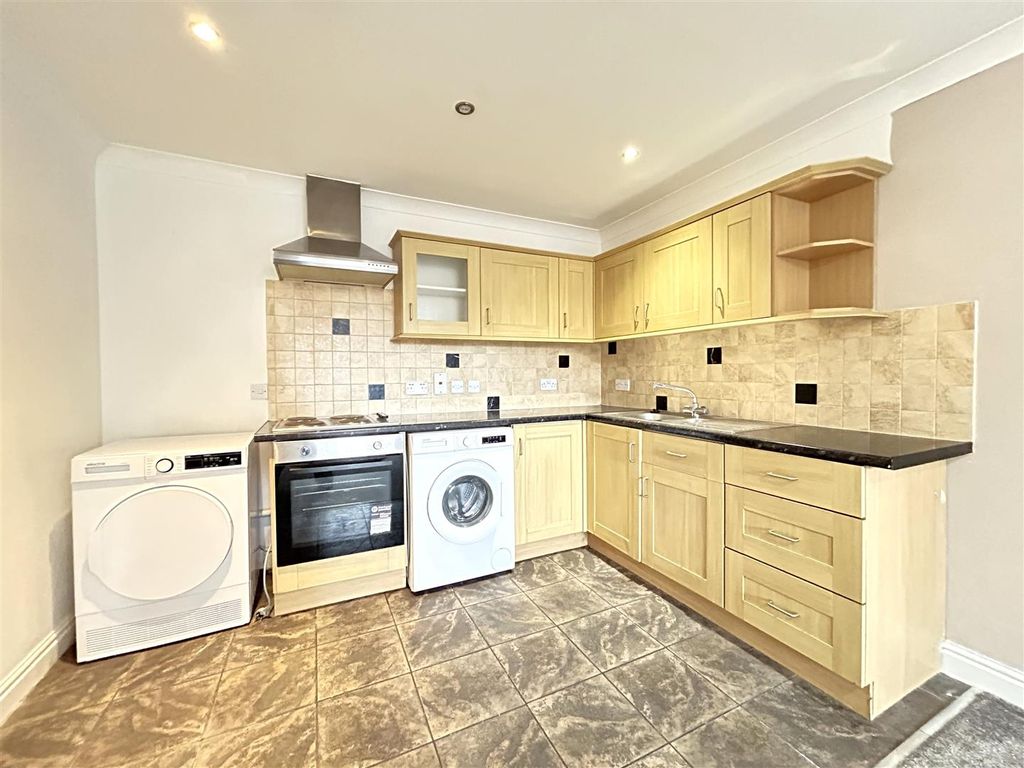 Property photo 3 of 10 Kitchen