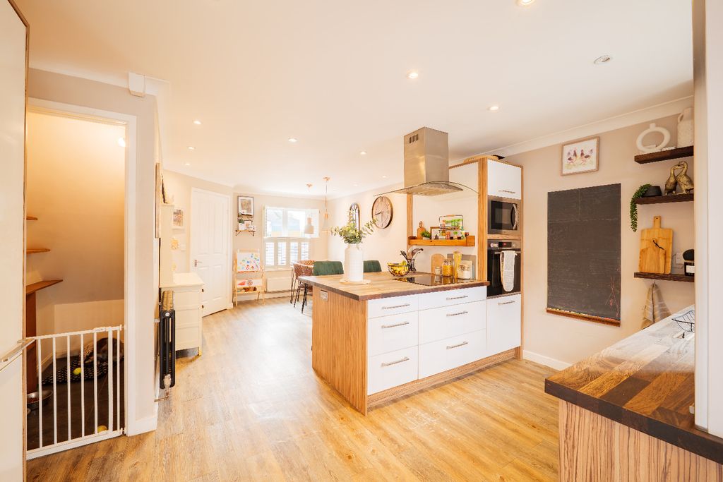 Property photo 2 of 20 5380785