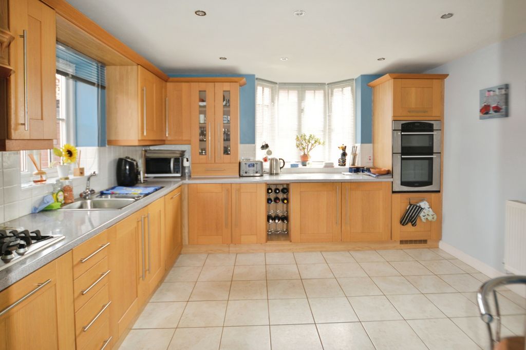 Property photo 2 of 17 Breakfast Kitchen