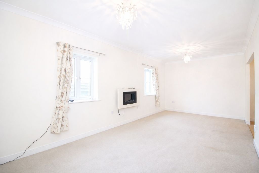 Property photo 3 of 15 Lounge