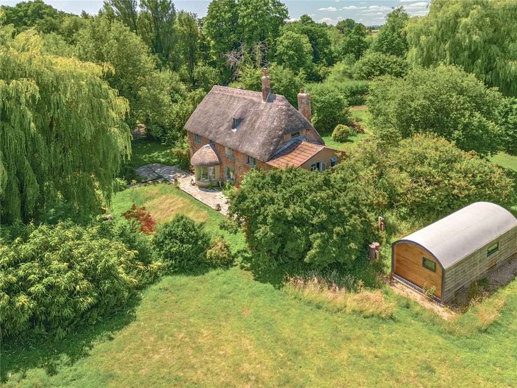 Property photo 2 of 17 Picture No. 16
