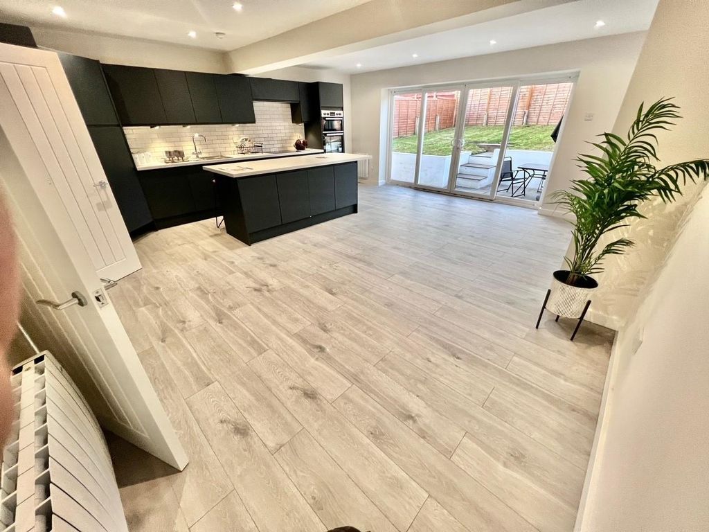 Property photo 3 of 15 Kitchen Lounge Diner.Jpg