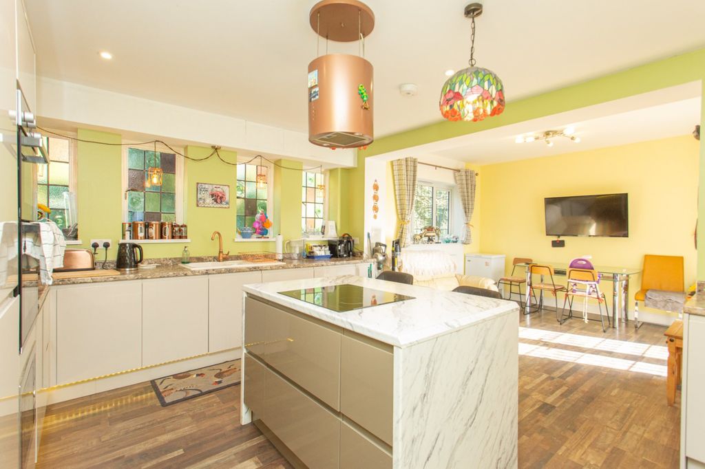 Property photo 3 of 17 Picture 3