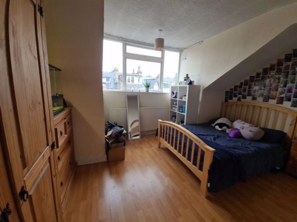 Property photo 2 of 9 Bright Double Bedroom Featuring A Large Window Tha...