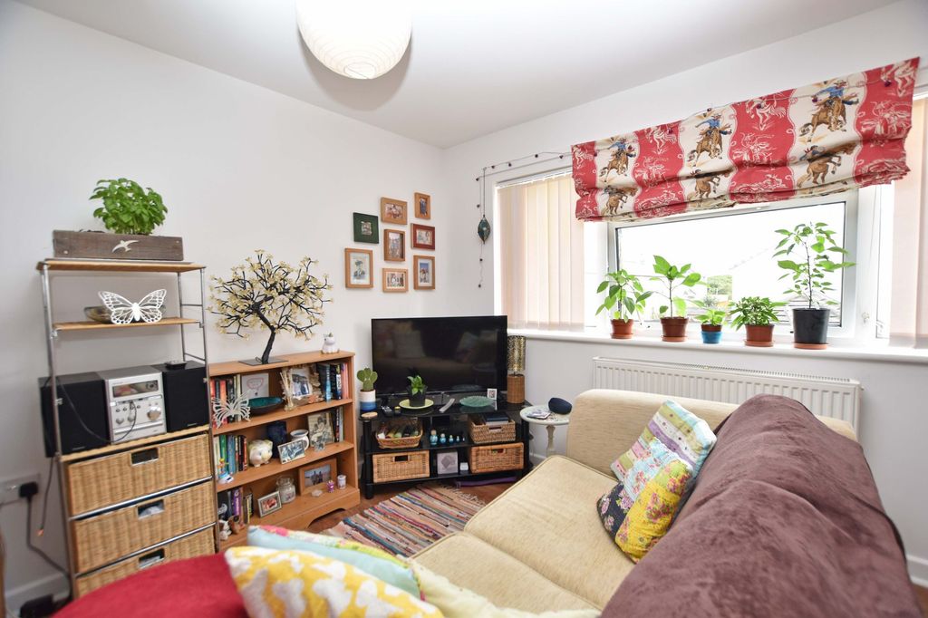 Property photo 3 of 10 Living Room