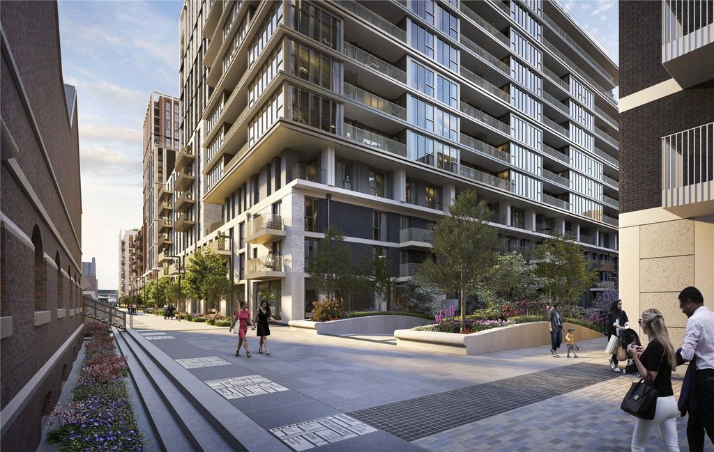 Property photo 2 of 13 London Dock