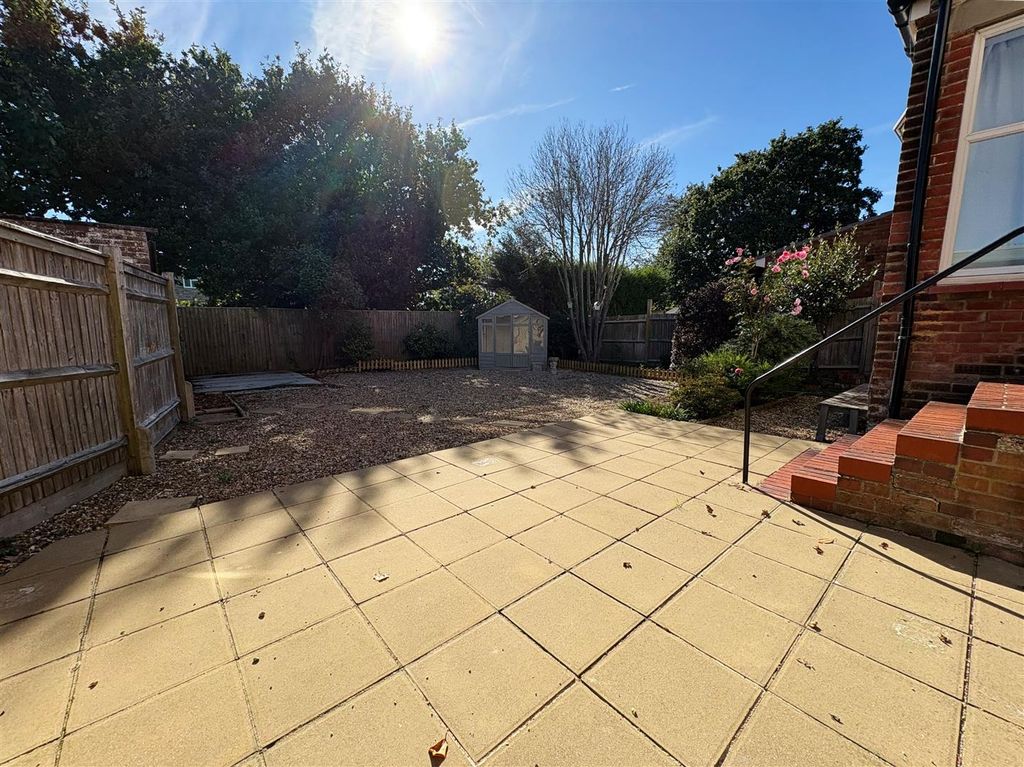 Terminus Avenue, Bexhill On Sea TN39, 2 bed flat to rent, £1,400 pcm ...