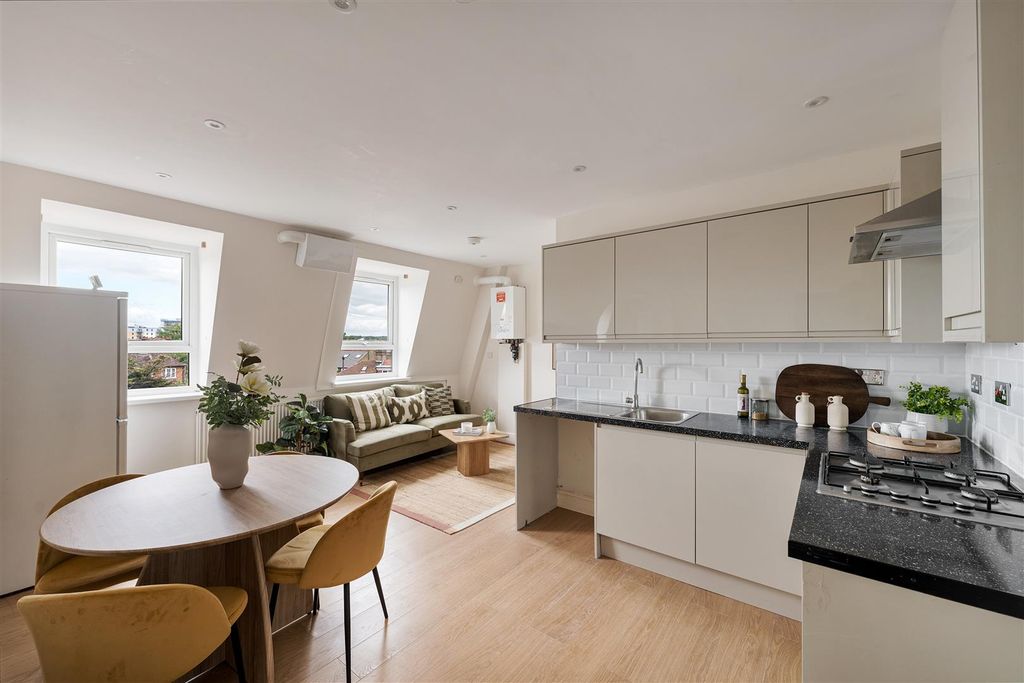 Property photo 3 of 24 Eastwood Close E18