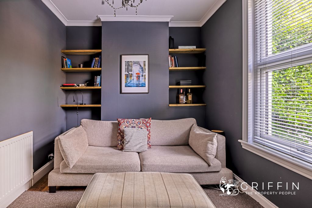 Property photo 3 of 16 Lounge