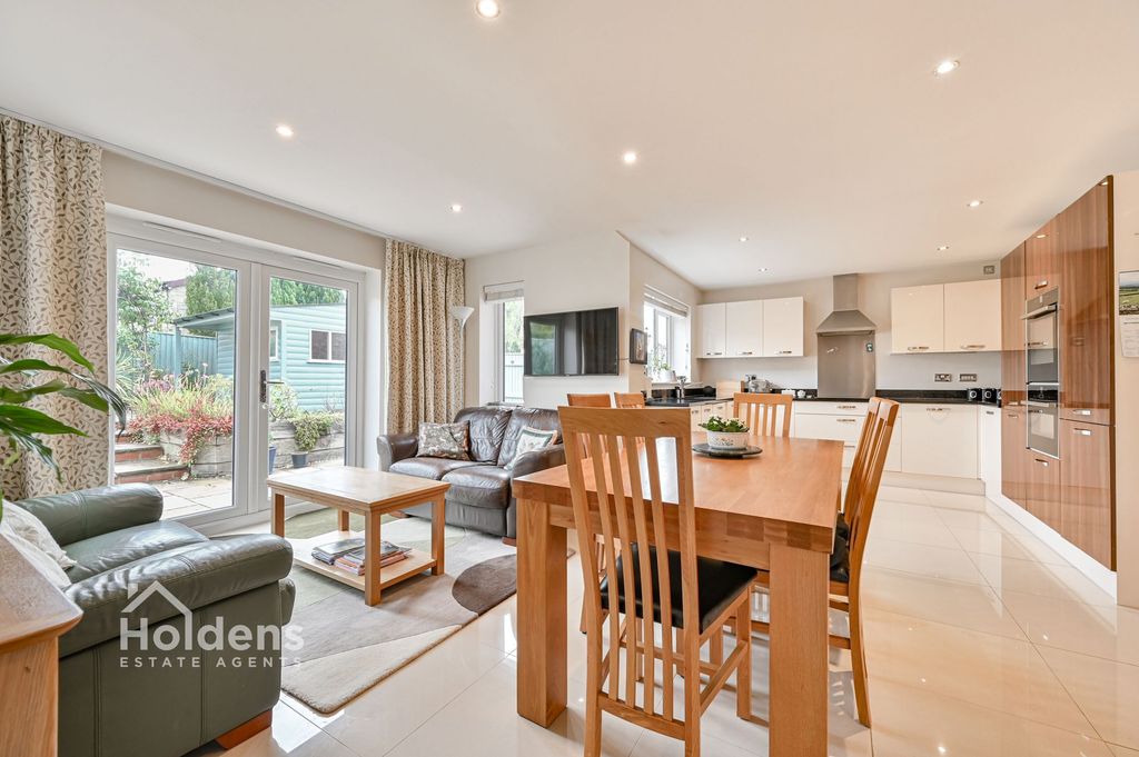 Property photo 2 of 20