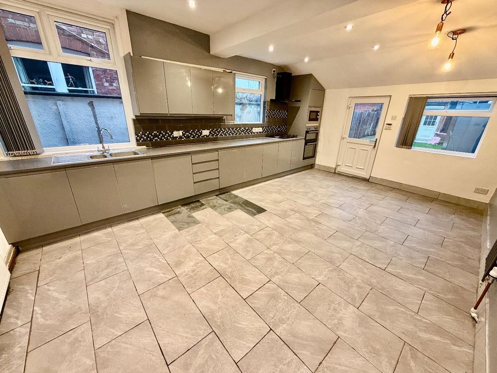 Property photo 3 of 20 Kitchen