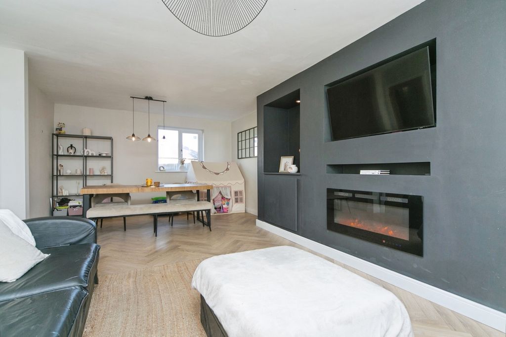 Property photo 2 of 17 Photo