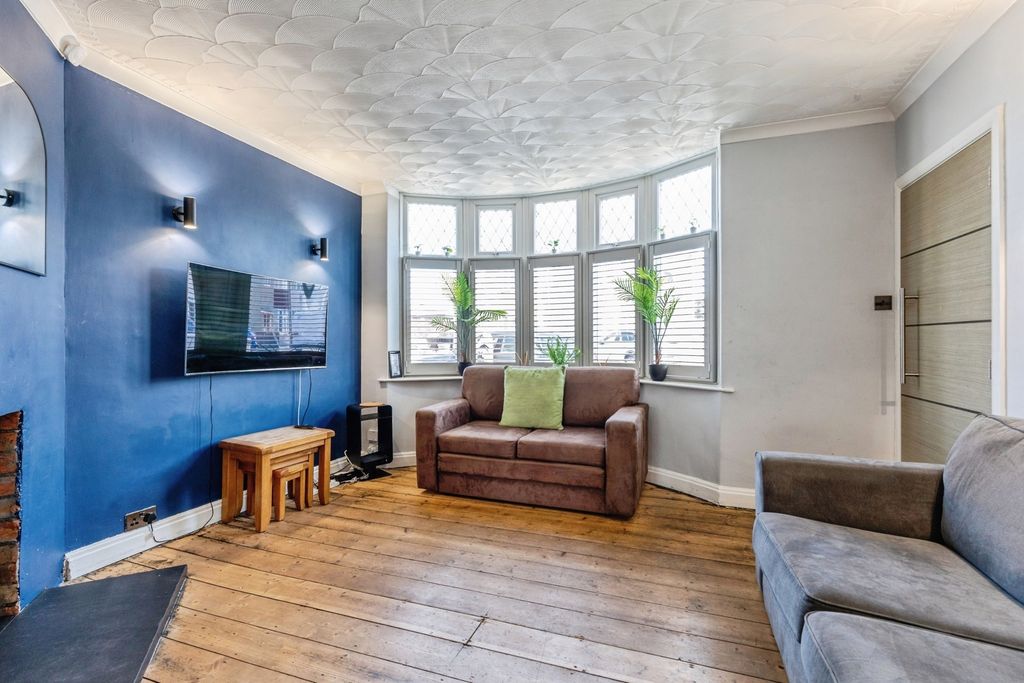 Property photo 3 of 17 Photo