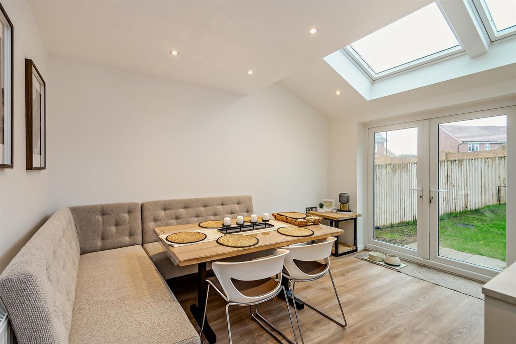 Property photo 3 of 14 8677968-Interior07-800.Jpg