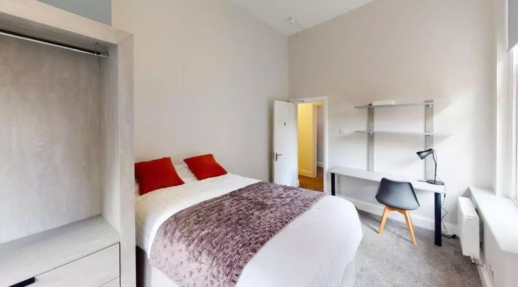 Property photo 3 of 9 A Spacious And Inviting Double Bedroom Featuring A...