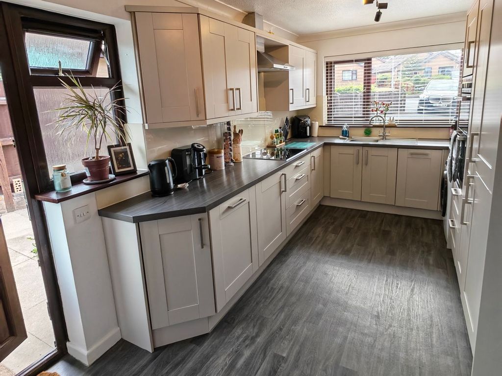 Property photo 3 of 6 Kitchen