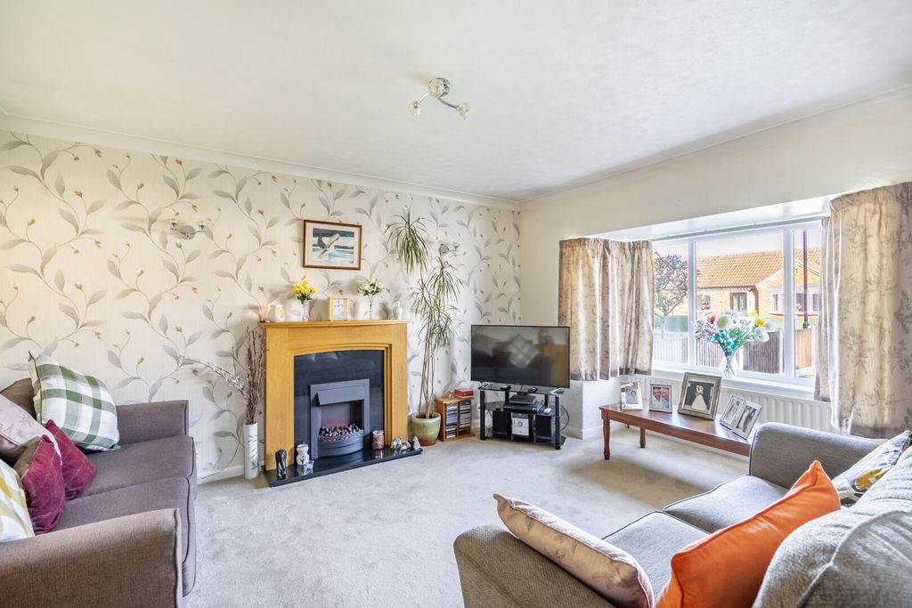 Property photo 2 of 11 Living Room