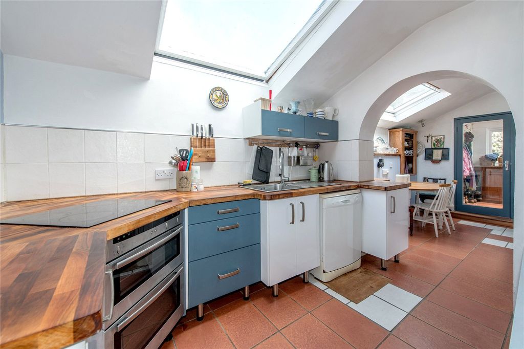 Property photo 3 of 40 Kitchen