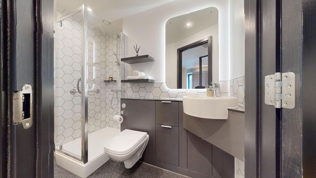Property photo 3 of 21 Bathroom