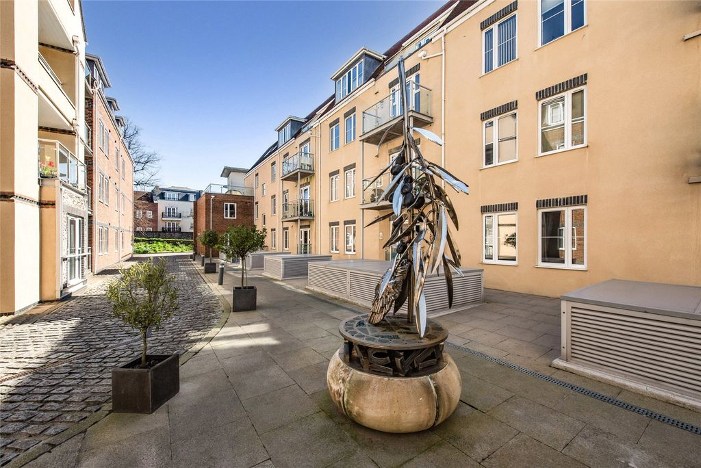 Property photo 2 of 15 Inner Courtyard