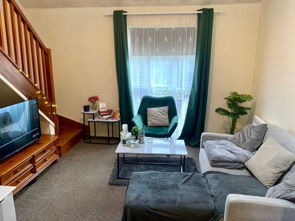Property photo 3 of 10 Living Room
