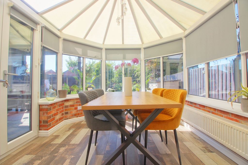 Property photo 2 of 17 Conservatory
