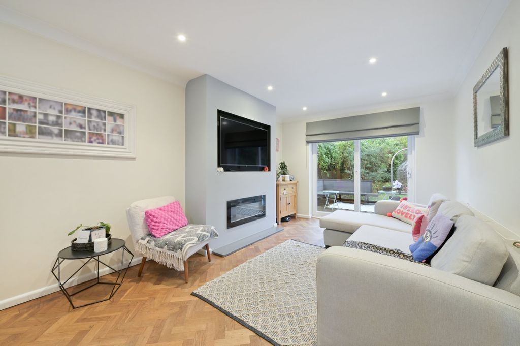 Property photo 2 of 18 Sitting Room