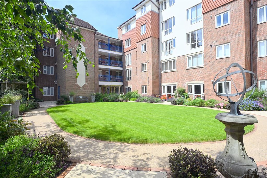 Property photo 2 of 16 Communal Gardens