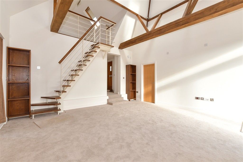 Property photo 3 of 17 Lounge