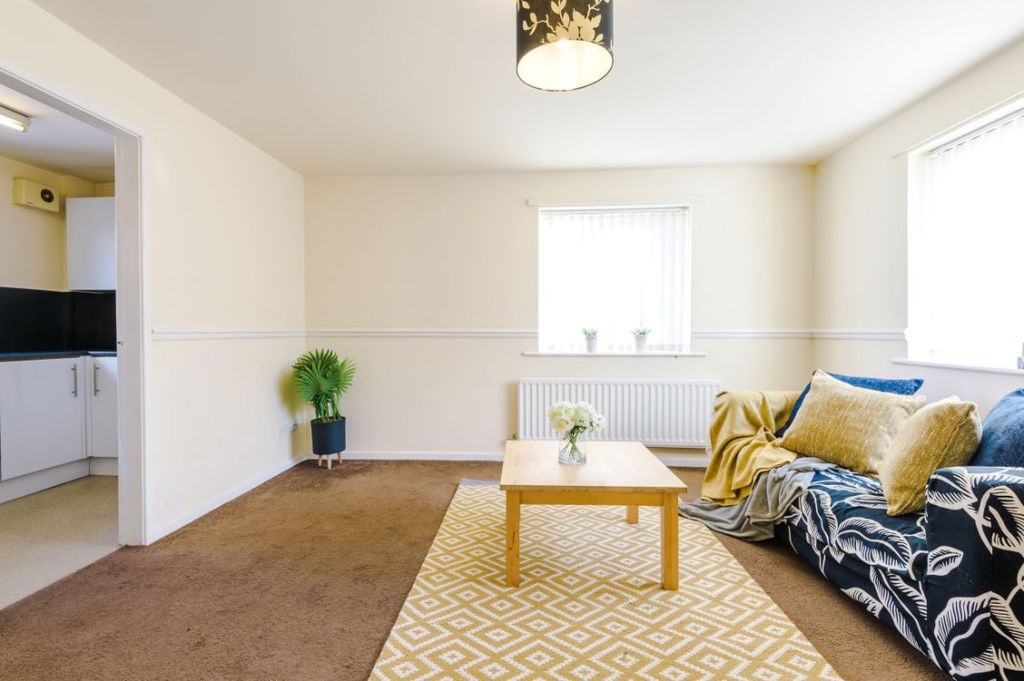 Property photo 2 of 11 16 Thomas Court Living Room 2